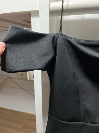 Vestido corto en negro.