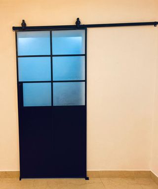 PUERTA CORREDERA ESTILO GRANERO VIDRIOS REPARTIDOS