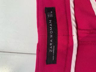 Pantalón de color rosa de Zara