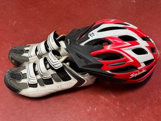 Casco y zapatillas