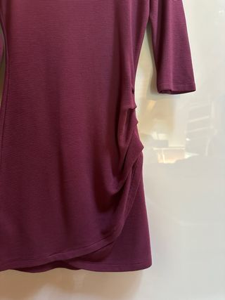 Vestito corto aderente borgogna con costine