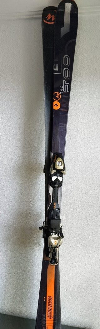 Esquís y botas para principiantes.