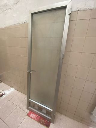 Puerta aluminio galería