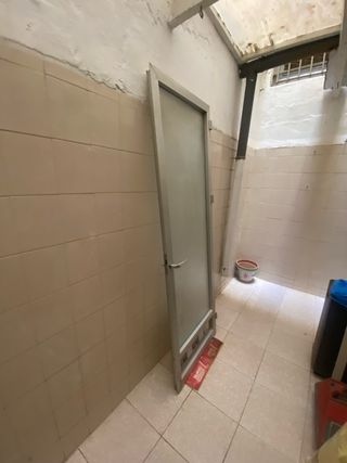 Puerta aluminio galería