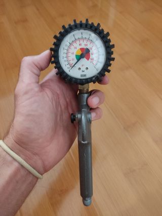 Pistola con medidor de presión aire