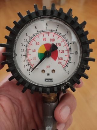 Pistola con medidor de presión aire