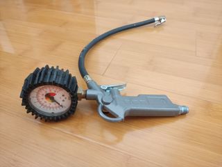 Pistola con medidor de presión aire