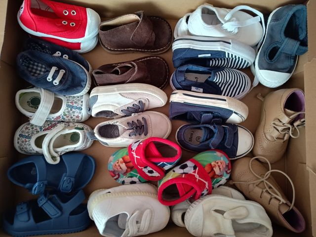 Lote 14 pares calzado bebe niño talla 19