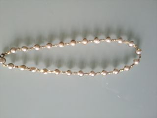 Collar dorado de perlas blancas