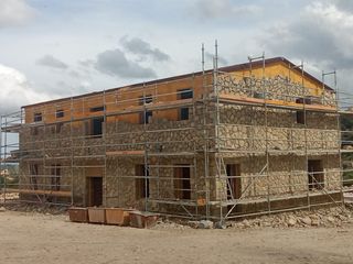 Montar piedra y excavaciones 
