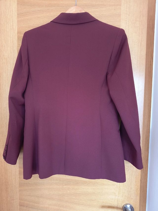 Blazer burdeos entallada con hombreras (vintage)