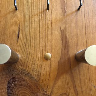 Colgador llaves collares trapos madera artesano