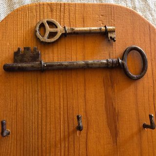 Colgador llaves collares trapos madera artesano