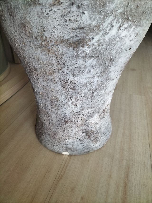 Jarrón ornamental grande.