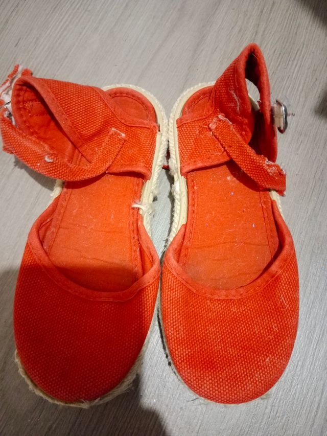 Valencianas niña. Rojo. T. 27