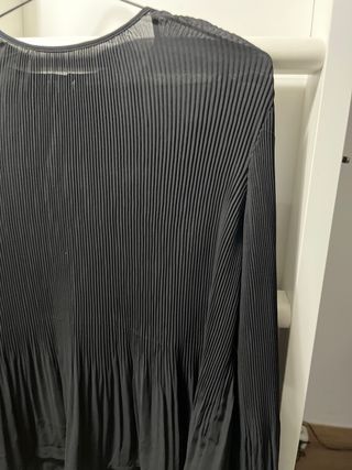 Blusa plisada en negro.