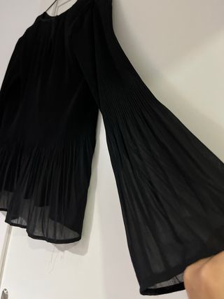 Blusa plisada en negro.