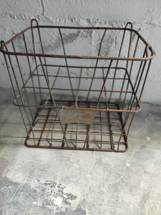 Botellero Cesta metálica de bodegas de león