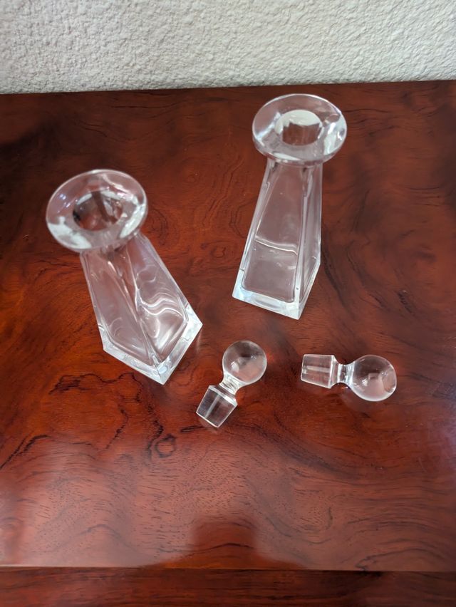 Aceitera y vinagrera o perfumador.