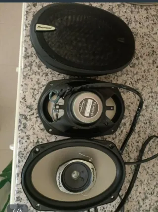 Radio cd mp3  frontal extraible y 2 altavoces 100€