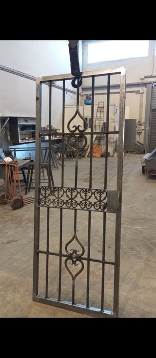 Carpintero metálico. Herrero soldador