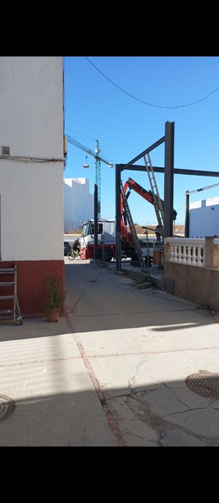 Carpintero metálico. Herrero soldador