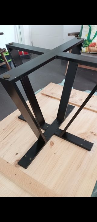 Carpintero metálico. Herrero soldador