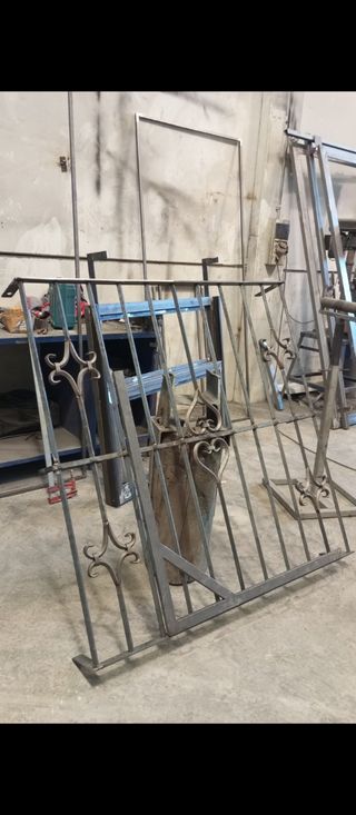 Carpintero metálico. Herrero soldador