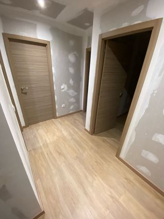 Instalacion de tarima y montaje de rodapies