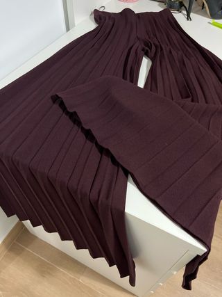 Pantalón plisado color berengena de Zara.