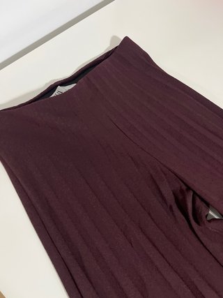 Pantalón plisado color berengena de Zara.