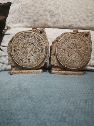 Dos figuras del calendario Azteca.