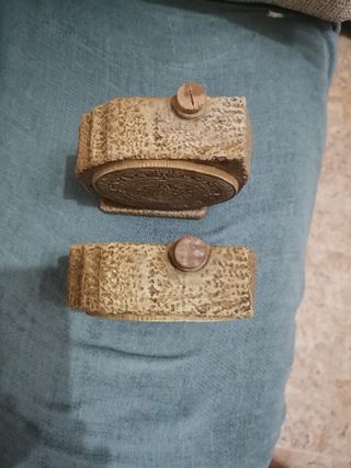 Dos figuras del calendario Azteca.