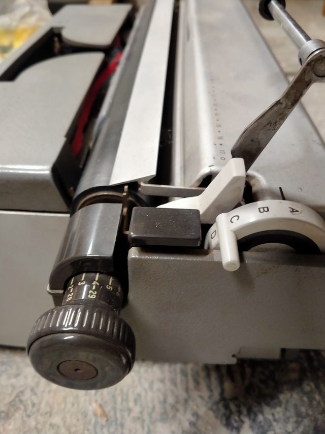 Macchina da scrivere Olivetti Ivrea