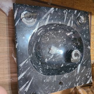 lavamanos de marmol con incrustaciones de fósil