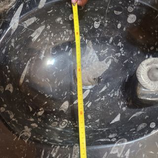 lavamanos de marmol con incrustaciones de fósil