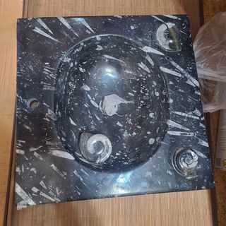 lavamanos de marmol con incrustaciones de fósil