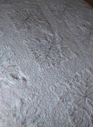 Edredón blancon con hilo plateado