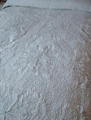 Edredón blancon con hilo plateado
