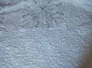 Edredón blancon con hilo plateado