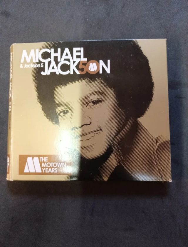 CDs música a cuatro euros cada uno.