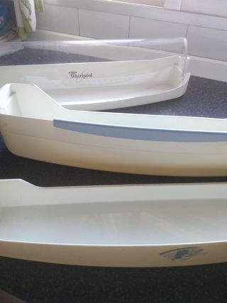 Botellero y baldas puerta frigorífico