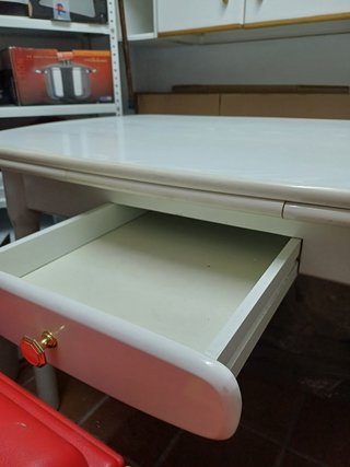 Mesa de cocina blanca vintage