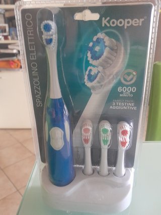Spazzolino elettrico con 3 testine agg.