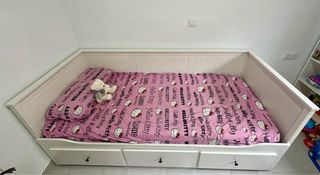 Divan hemnes de Ikea. Incluye un colchon.