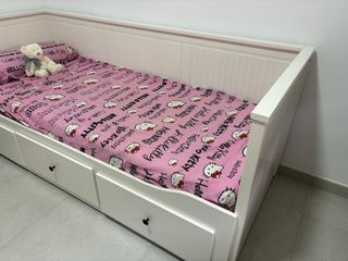 Divan hemnes de Ikea. Incluye un colchon.
