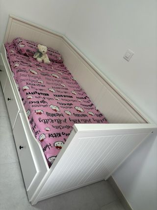 Divan hemnes de Ikea. Incluye un colchon.