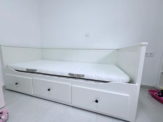 Divan hemnes de Ikea. Incluye un colchon.