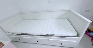Divan hemnes de Ikea. Incluye un colchon.