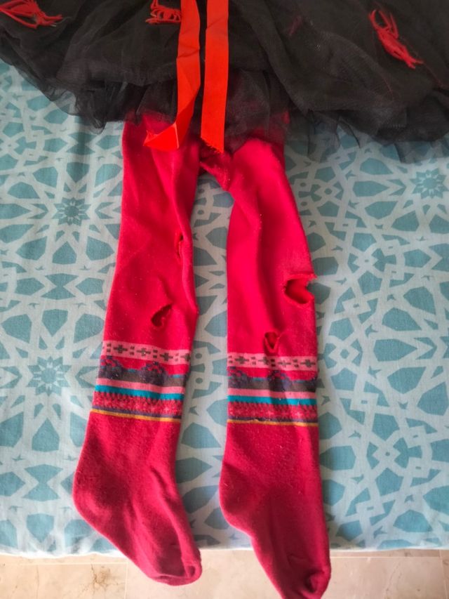 Disfraz brujita negro y rojo con accesorios